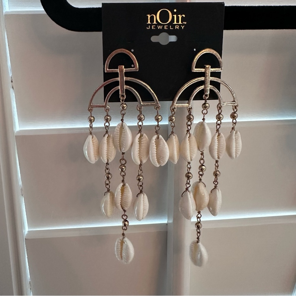 nOir Jewelry | Shell Chandelier Earrings